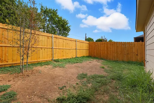 a view of a backyard