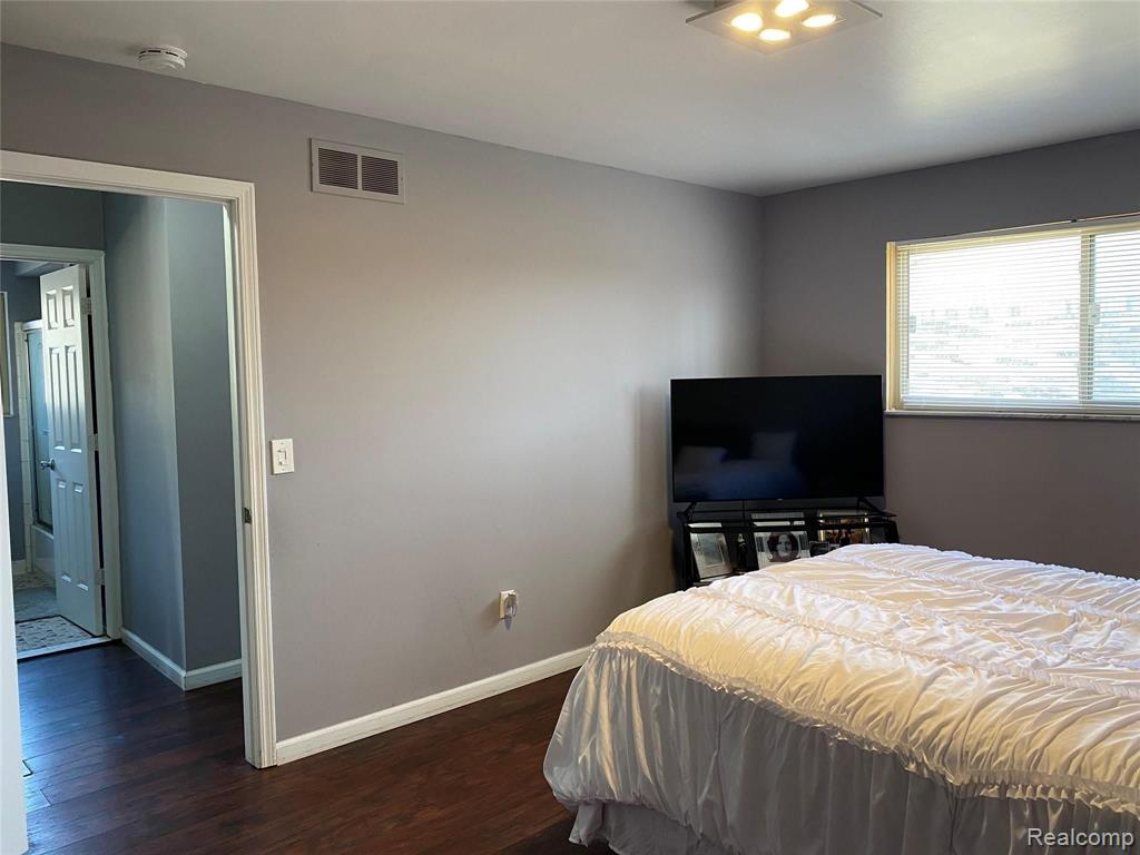 24242 Old Kent Road North Warren, MI 48091 - Photo 11 of 17
