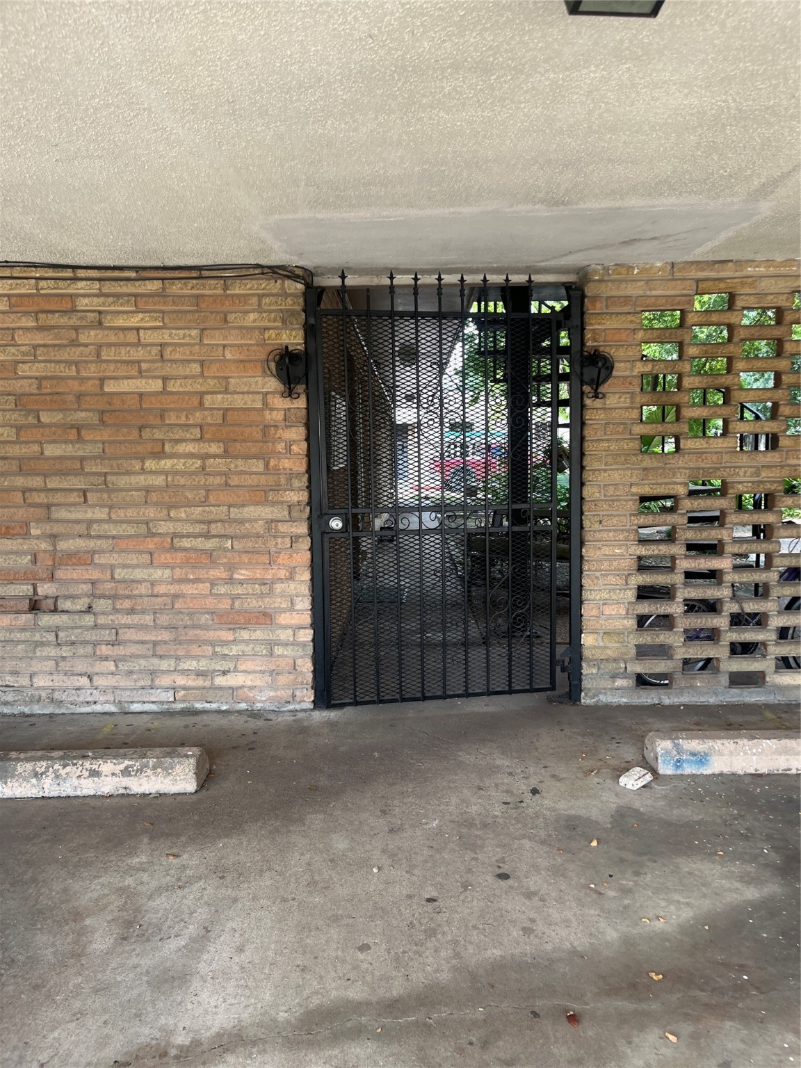 4624 Bell Street, Unit 2 Houston, TX 77023 - Photo 2 of 12 a view of a balcony