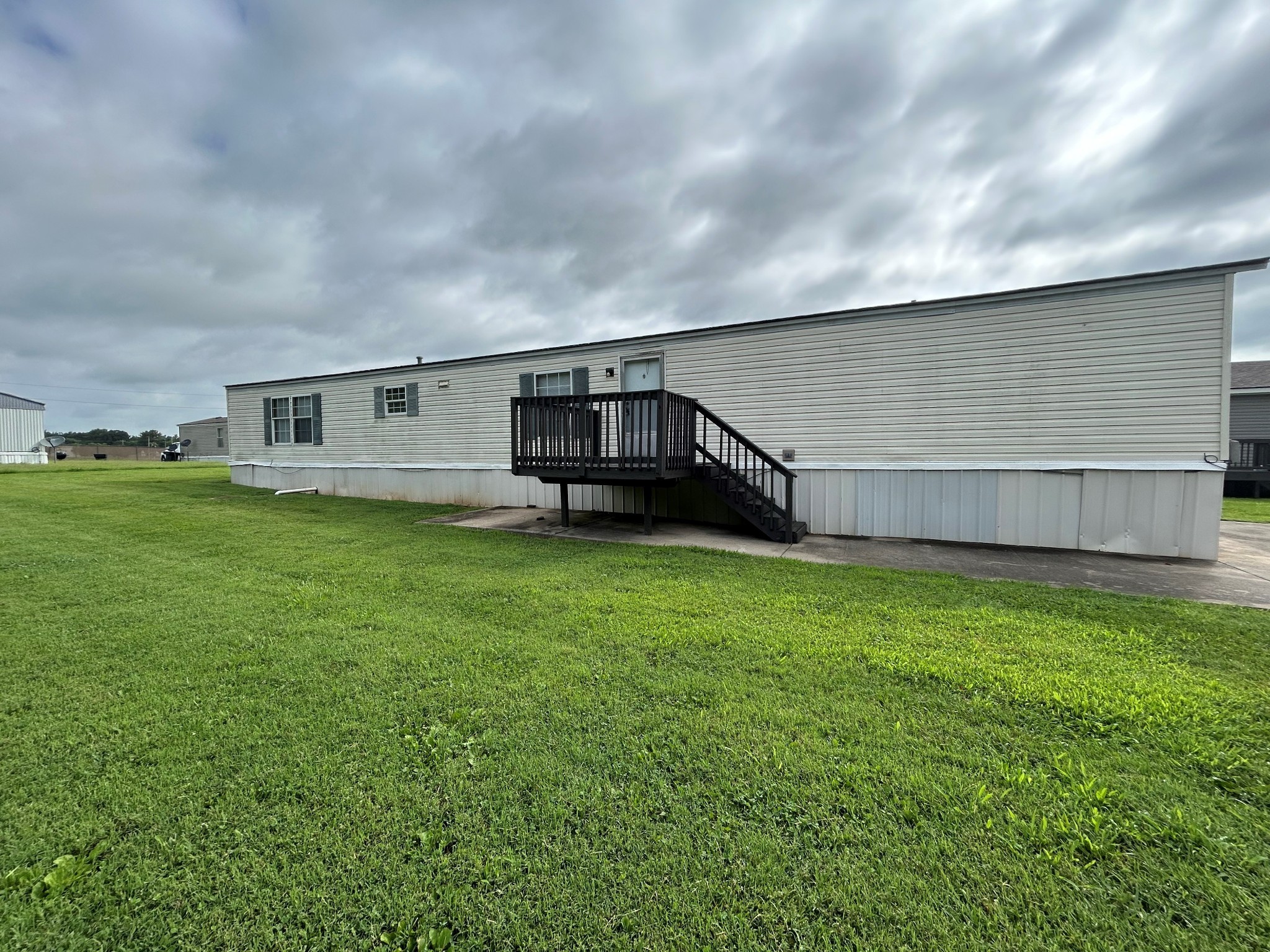 a view of a house with a backyard
