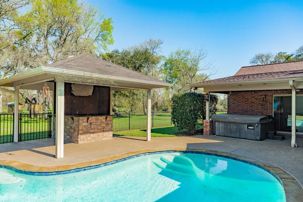 $435,000 | 555 County Road 502A, Sweeny, TX 77480