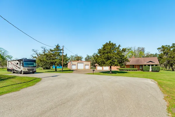 $435,000 | 555 County Road 502A, Sweeny, TX 77480