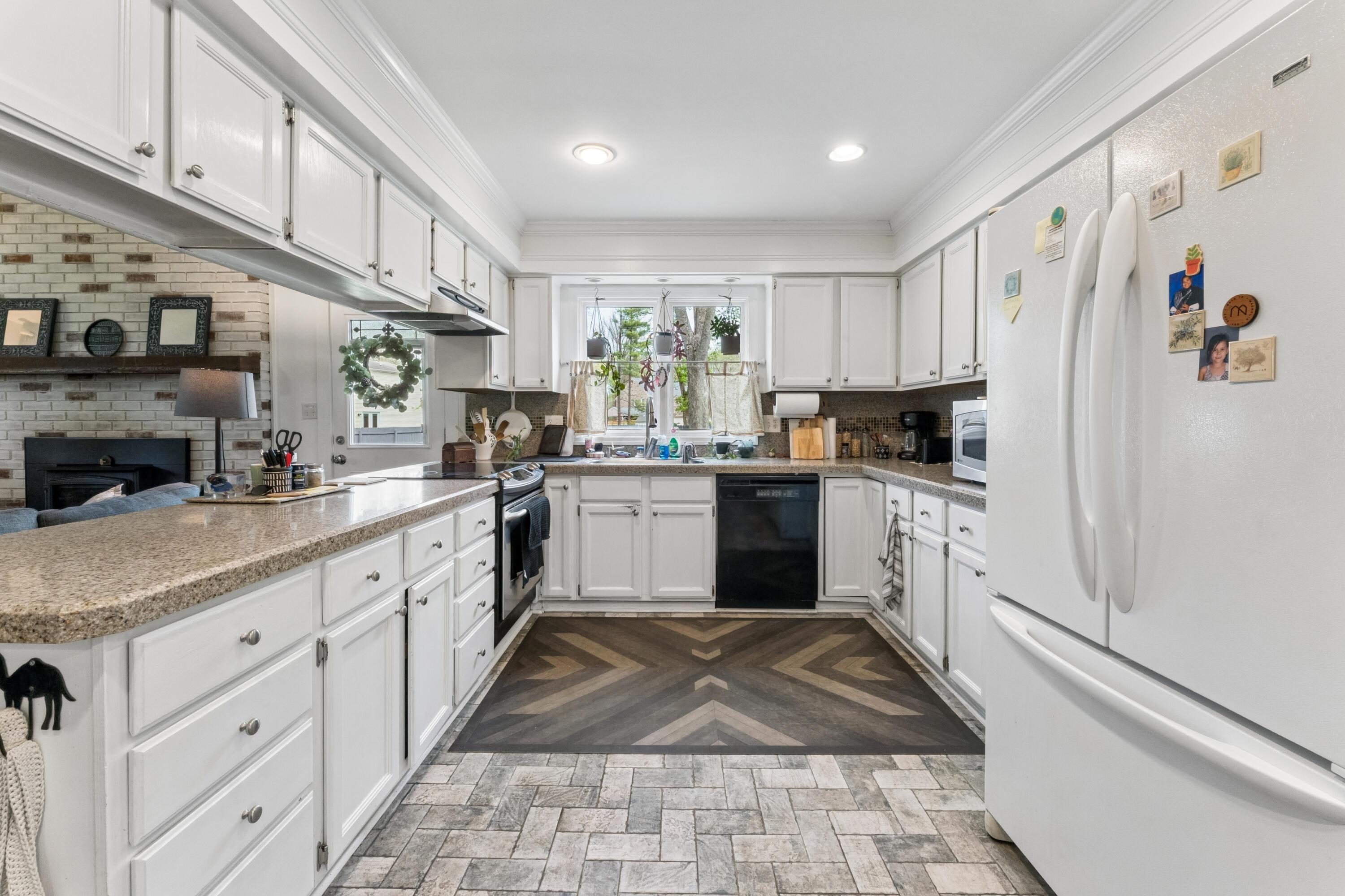 599 Link Road Columbus, OH 43213 - Photo 15 of 48 Kitchen