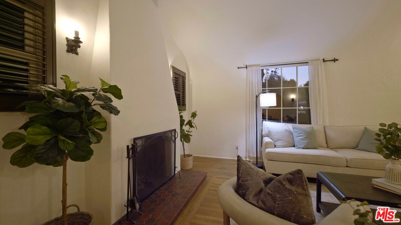 5120 Willowcrest Avenue North Hollywood, CA 91601 - Photo 8 of 31