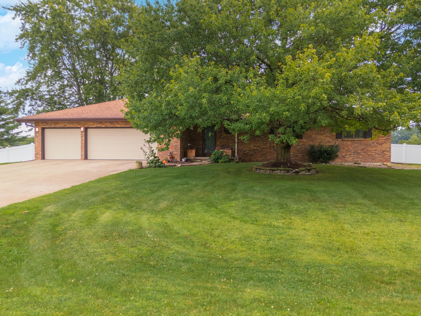16064 Raintree Road Bloomington, IL 61705 - Photo 2 of 56 Gallery Image 2
