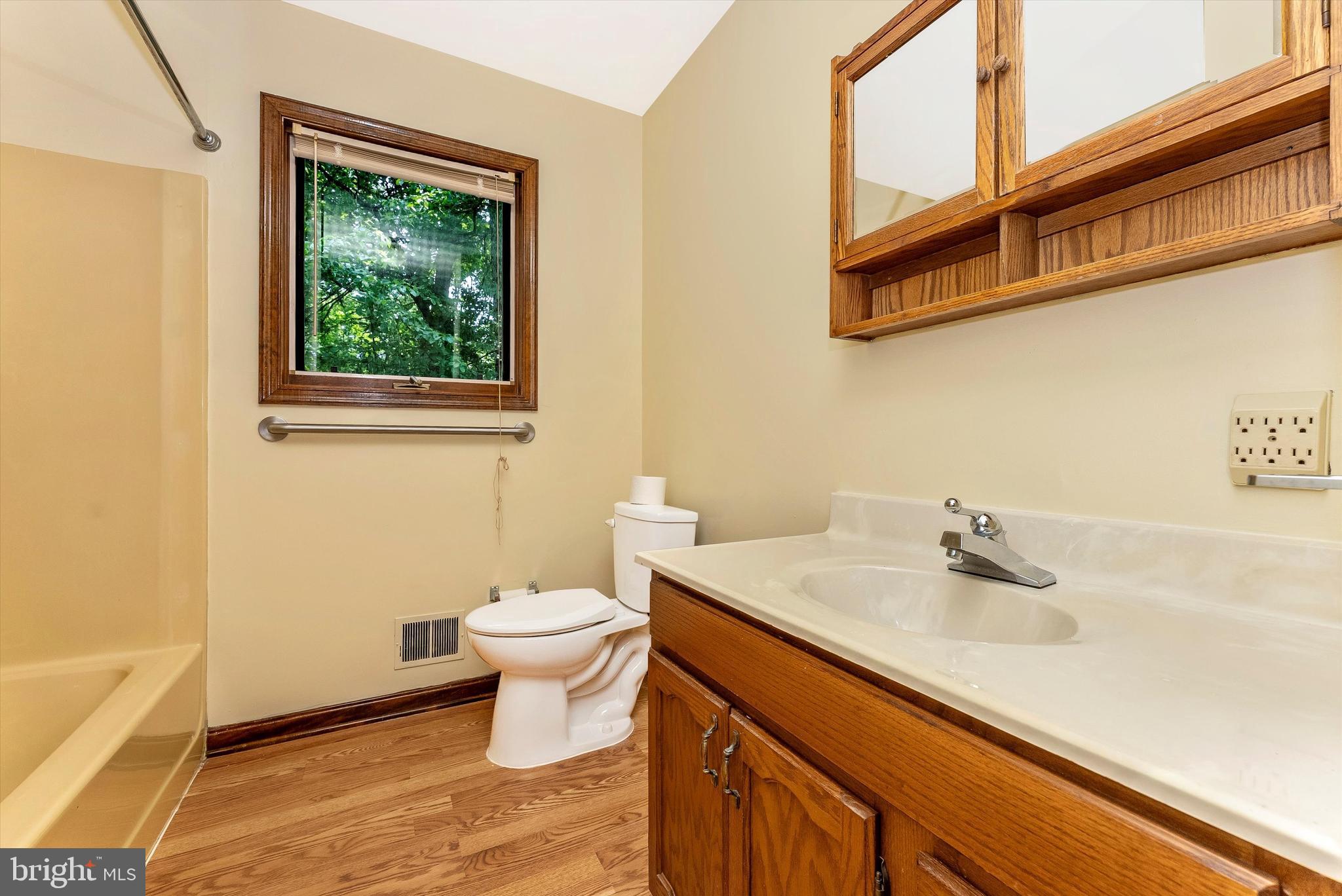 4273 Bill Moxley Road Mount Airy, MD 21771 - Photo 29 of 38 Upper Level Full Hall Bathroom