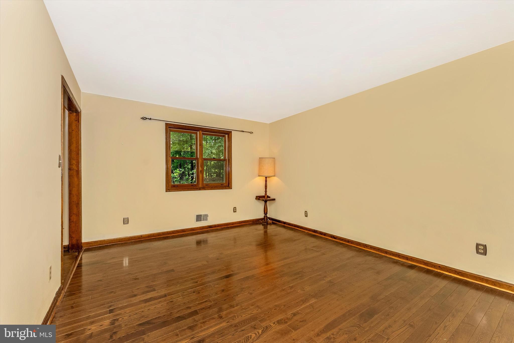 4273 Bill Moxley Road Mount Airy, MD 21771 - Photo 4 of 38 Living Room