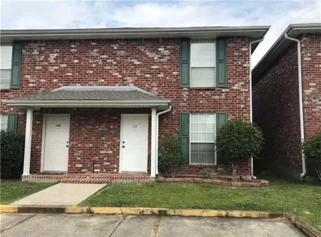 $1,800 | 3256 Timberlane Way Drive, Unit 107, Harvey, LA 70058