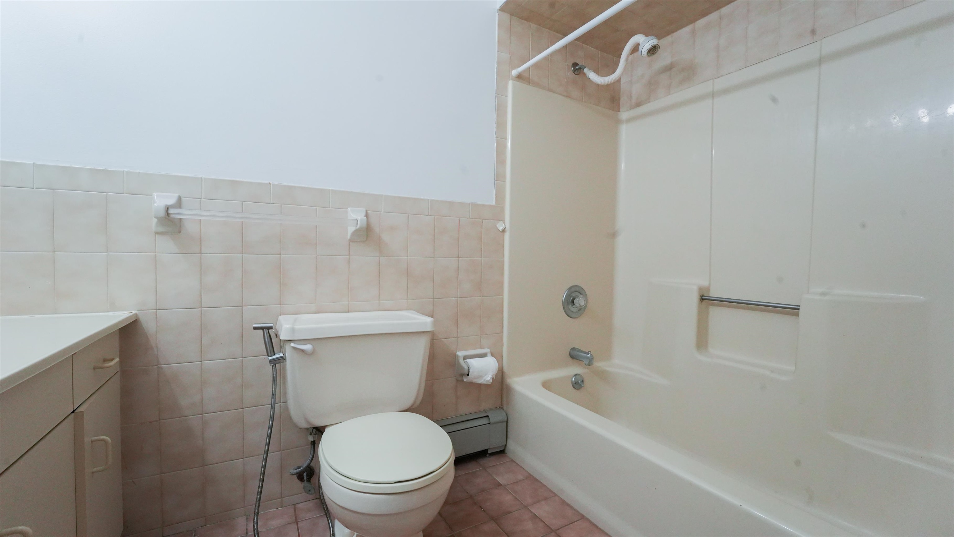 24 Riverview Court, Unit 24 Secaucus, NJ 07094 - Photo 20 of 25 a bathroom with a toilet and a bathtub