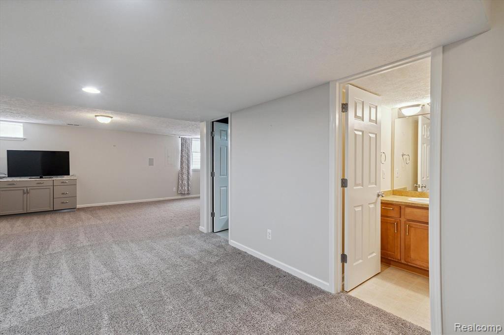 924 Spirea Howell, MI 48843 - Photo 32 of 43 Gallery Image 32