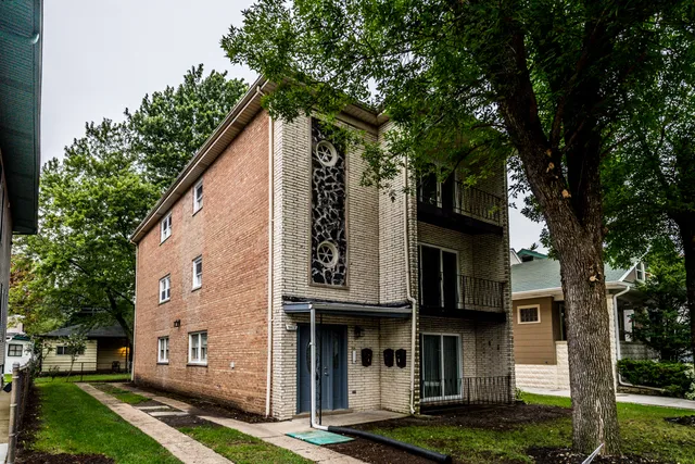 $3,200 | 3822 North Kenneth Avenue, Unit 1, Chicago, IL 60641