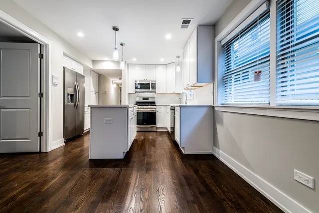 $3,200 | 3822 North Kenneth Avenue, Unit 1, Chicago, IL 60641