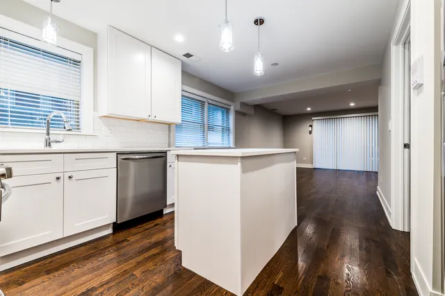 $3,200 | 3822 North Kenneth Avenue, Unit 1, Chicago, IL 60641