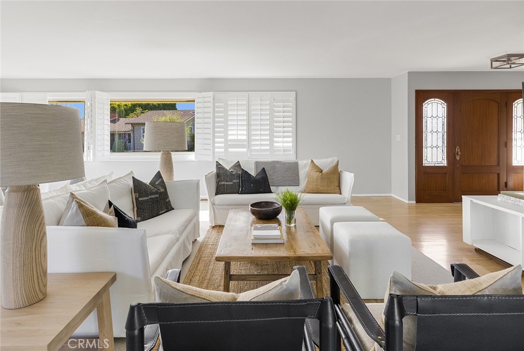 564 Seaward Road Corona del Mar, CA 92625 - Photo 4 of 33