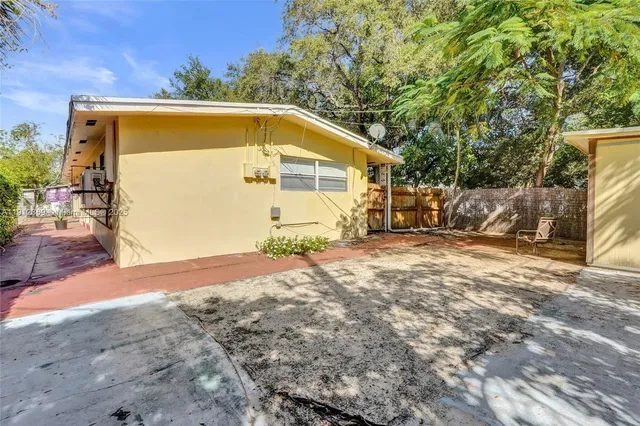 a view of a back yard of the house