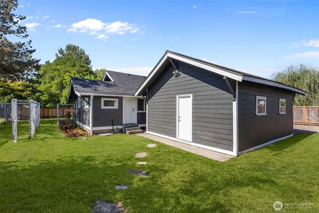 a view of a house with a yard