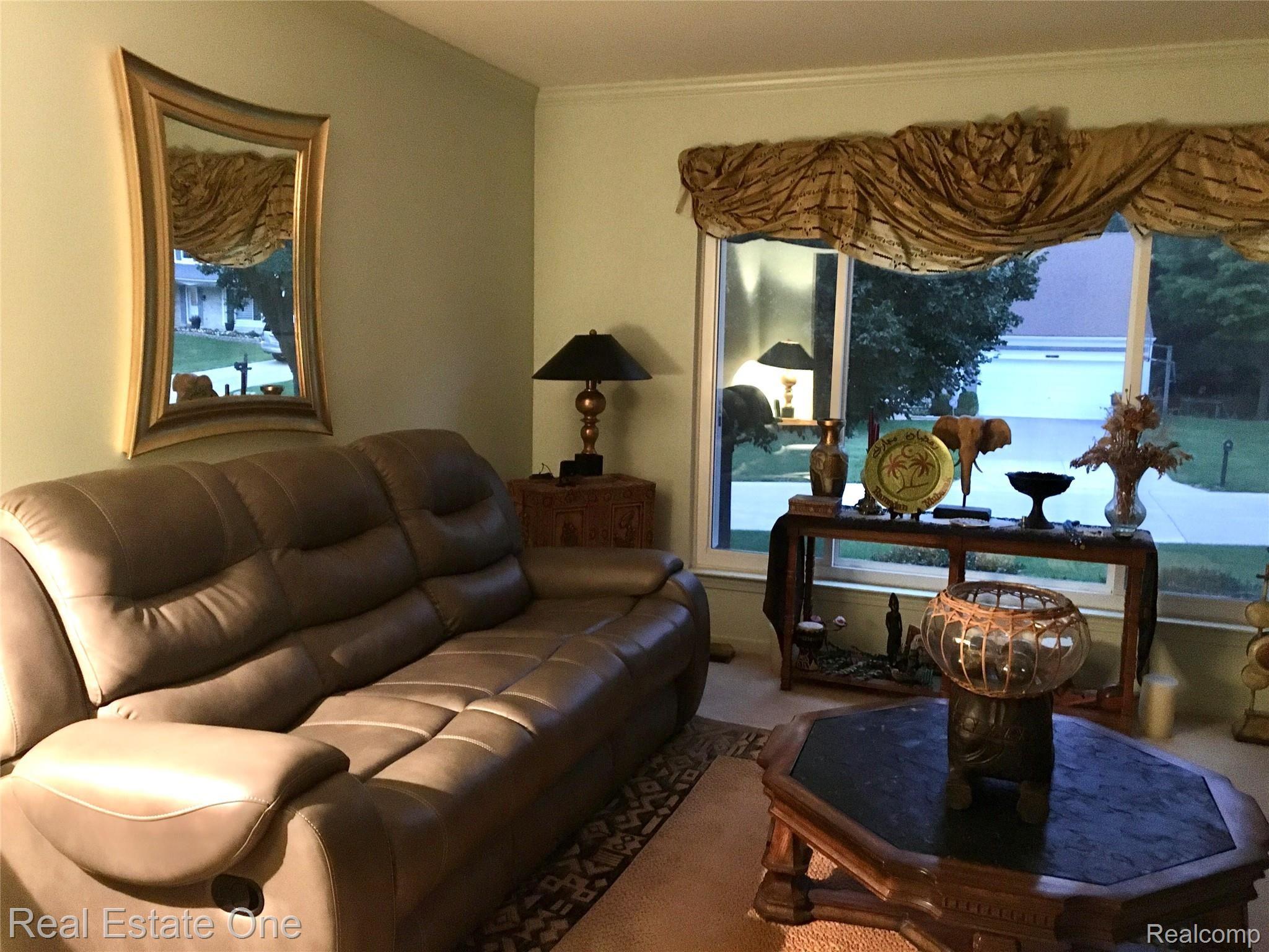 560 Arlington Drive Rochester, MI 48307 - Photo 3 of 16 LOTS OF NATURAL LIGHT IN LIVING ROOM