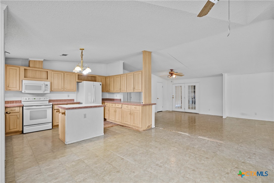 1189 Vivroux Ranch Road Seguin, TX 78155 - Photo 6 of 34 kitchen