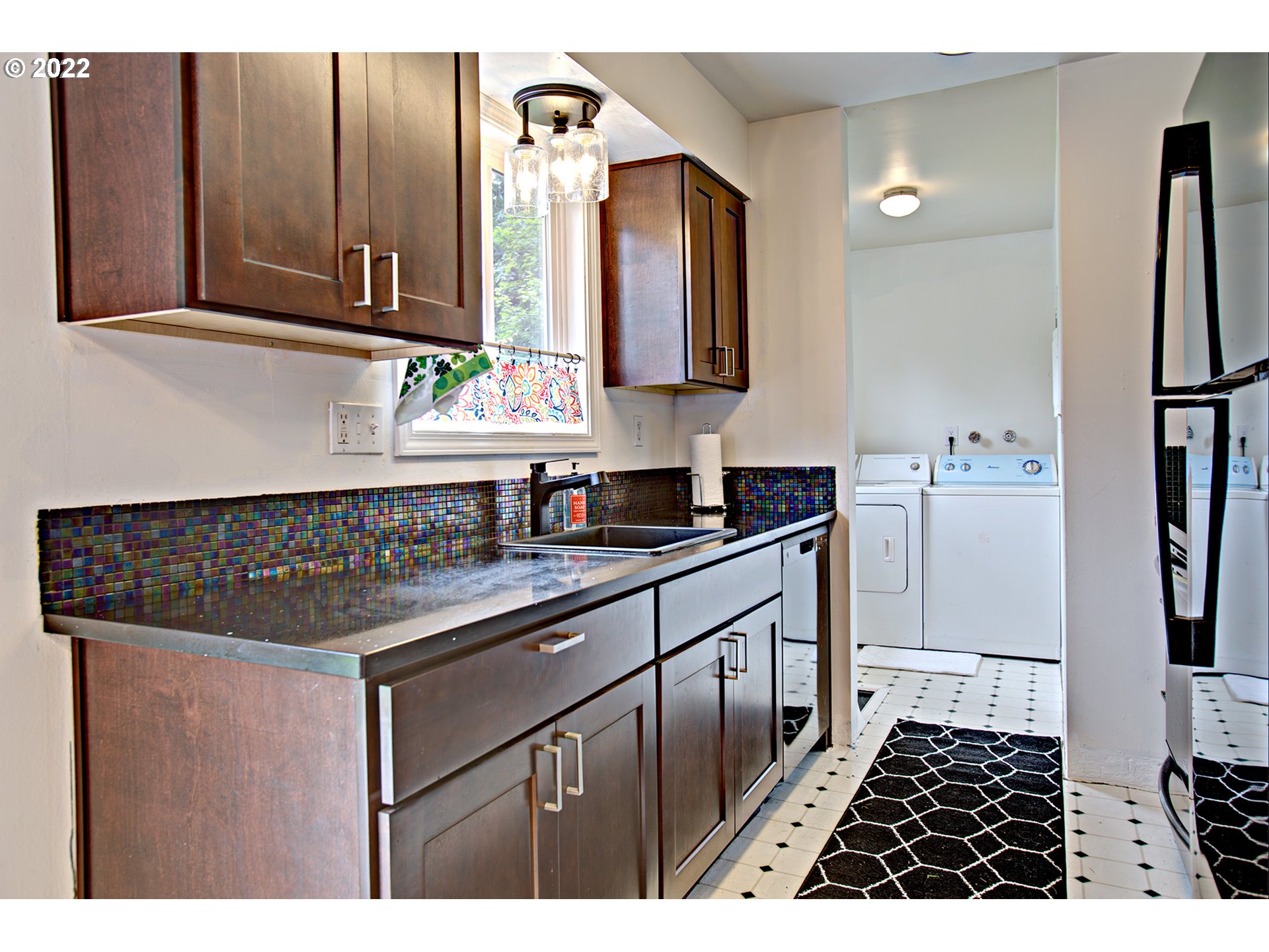 708 Southwest Maplecrest Court Portland, OR 97219 - Photo 12 of 27 Gallery Image 12