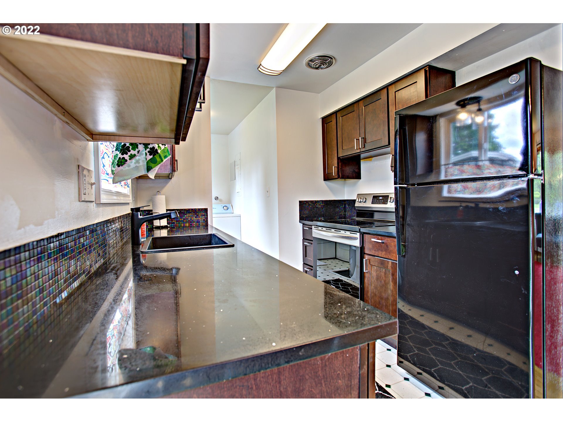 708 Southwest Maplecrest Court Portland, OR 97219 - Photo 13 of 27 Gallery Image 13