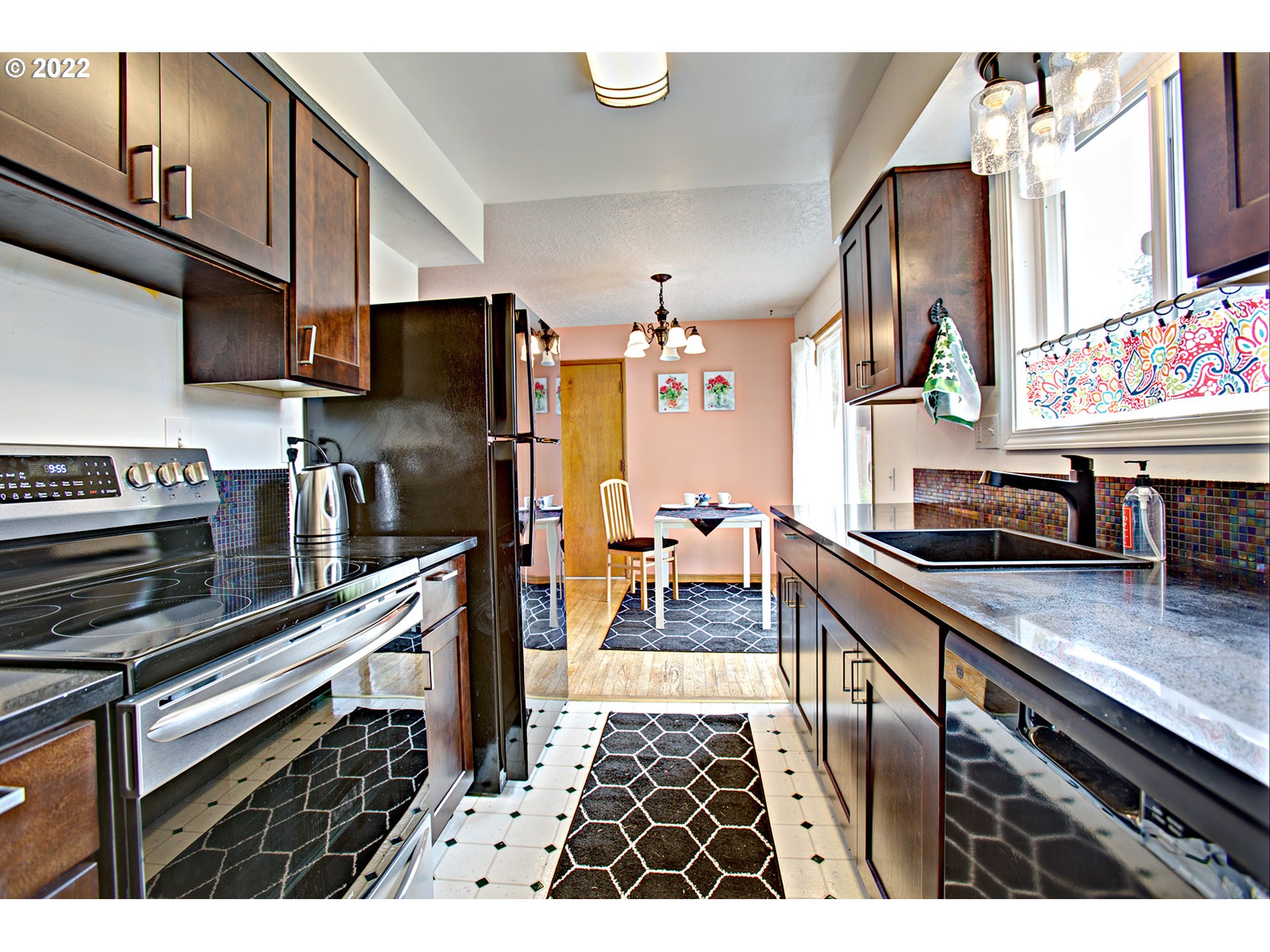 708 Southwest Maplecrest Court Portland, OR 97219 - Photo 14 of 27 Gallery Image 14