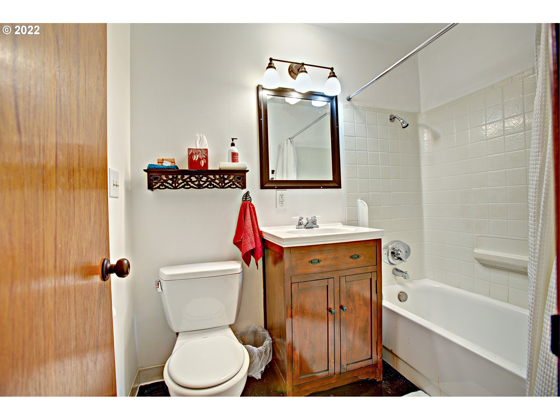 708 Southwest Maplecrest Court Portland, OR 97219 - Photo 16 of 27 Gallery Image 16