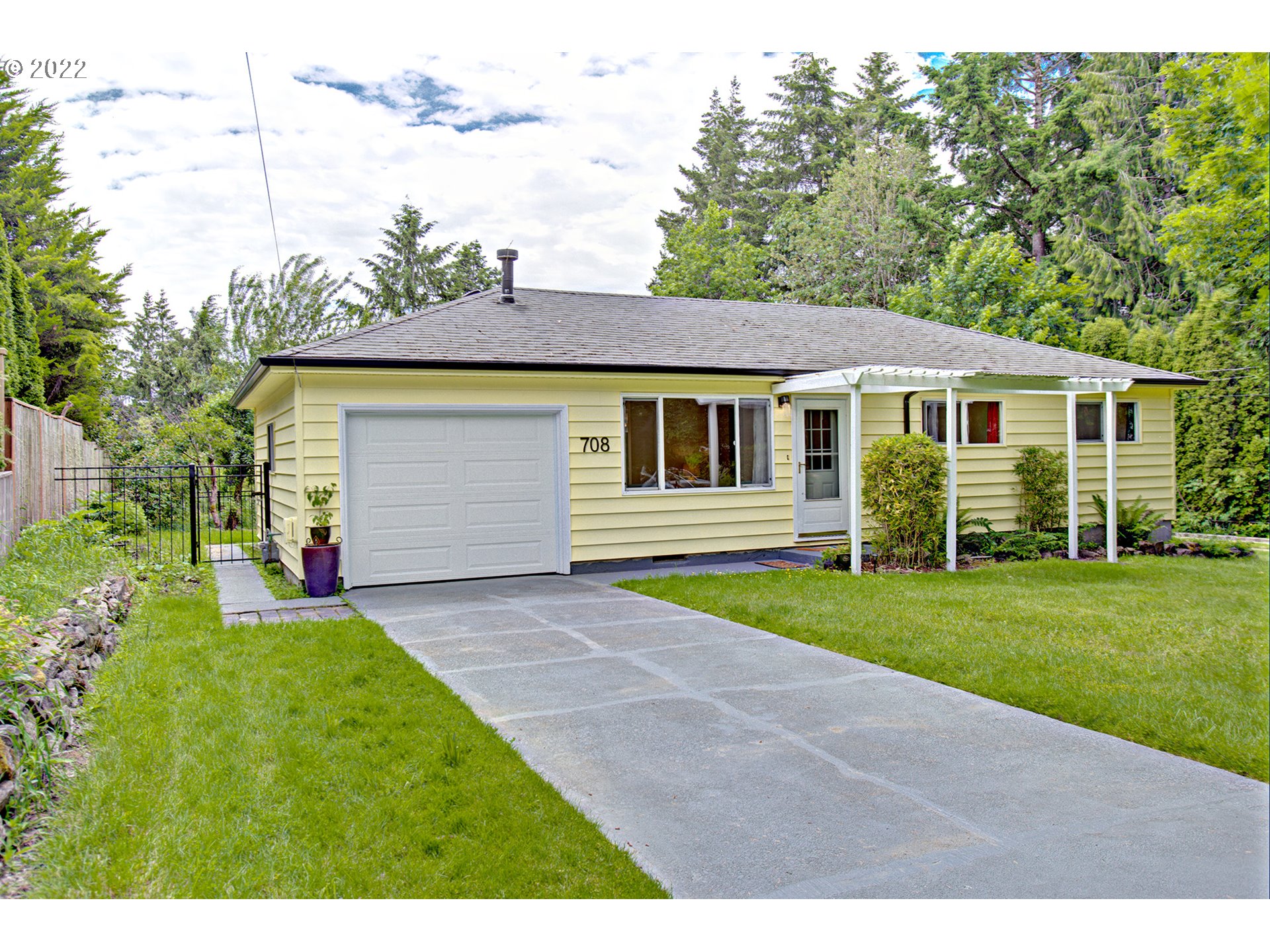 708 Southwest Maplecrest Court Portland, OR 97219 - Photo 2 of 27 Gallery Image 2