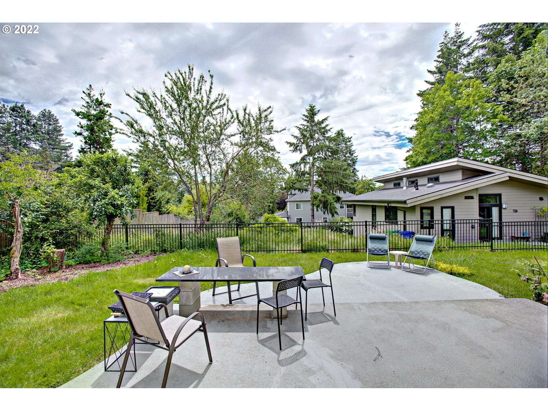 708 Southwest Maplecrest Court Portland, OR 97219 - Photo 23 of 27 Gallery Image 23