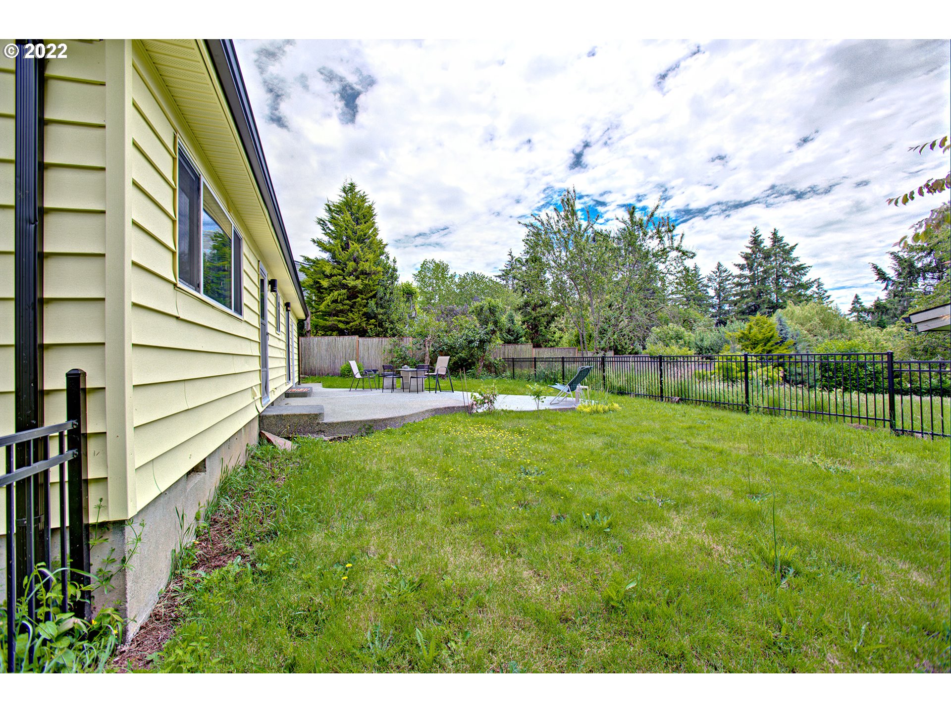 708 Southwest Maplecrest Court Portland, OR 97219 - Photo 5 of 27 Gallery Image 5