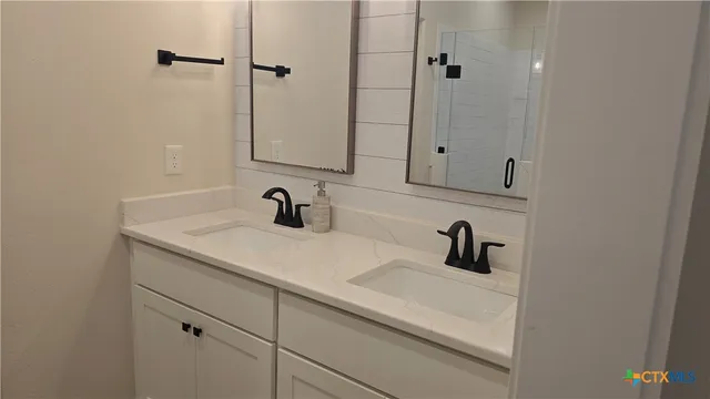 $430,000 | 104 Beacon Lane, Victoria, TX 77904