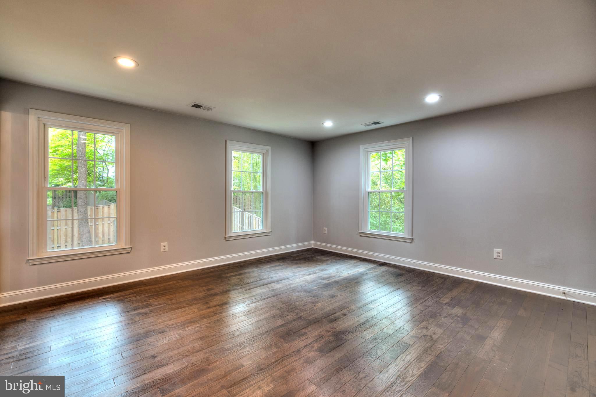 8710 Reading Road Silver Spring, MD 20901 - Photo 20 of 37 HUGE MASTER BEDROOM W/TONS OF WINDOWS