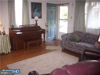 23 Fahnestock Road Malvern, PA 19355 - Photo 6 of 11 Living Room