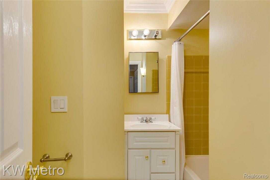 619 Oakbrook West, Unit 619 Rochester, MI 48307 - Photo 14 of 23 619 Oakbrook Drive W Bldg 3-large-014-20-Bathroom-1500x1000-72dpi.jpg