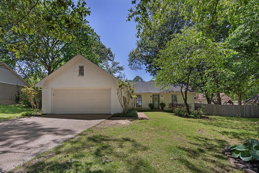 395 Park Hill Road Collierville, TN 38017 - Photo 2 of 22 This park-like setting features a blend of sunshine and shade in a great location within walking distance of the Collierville square and schools!