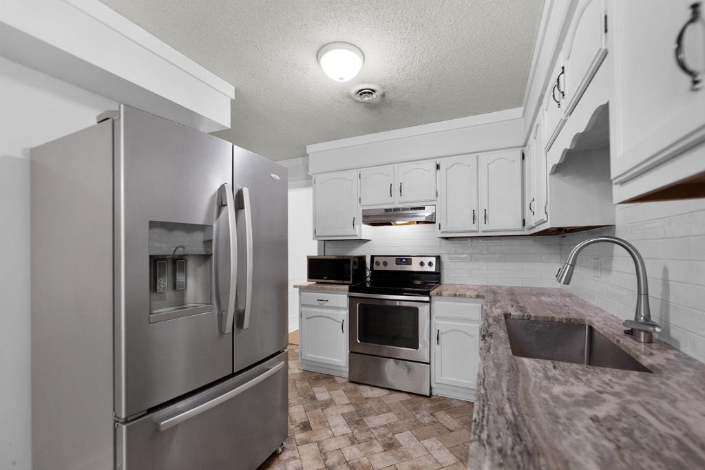 395 Park Hill Road Collierville, TN 38017 - Photo 3 of 22 The kitchen features stainless steel appliances and has been updated with granite countertops, freshly painted cabinets, a new backsplash and new flooring!