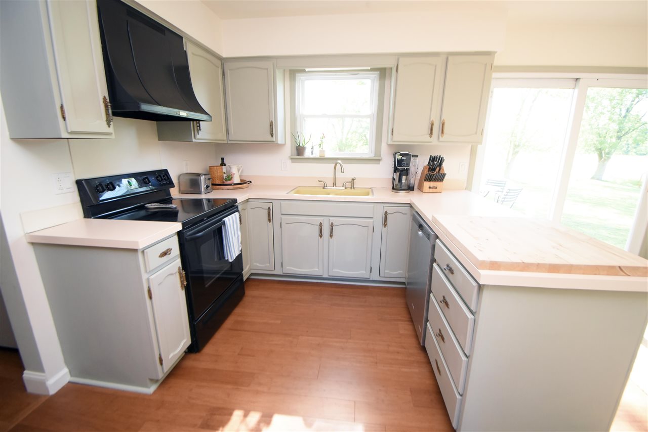 1153 North Van Vleet Road Flushing, MI 48433 - Photo 11 of 39 50080184-10.JPG