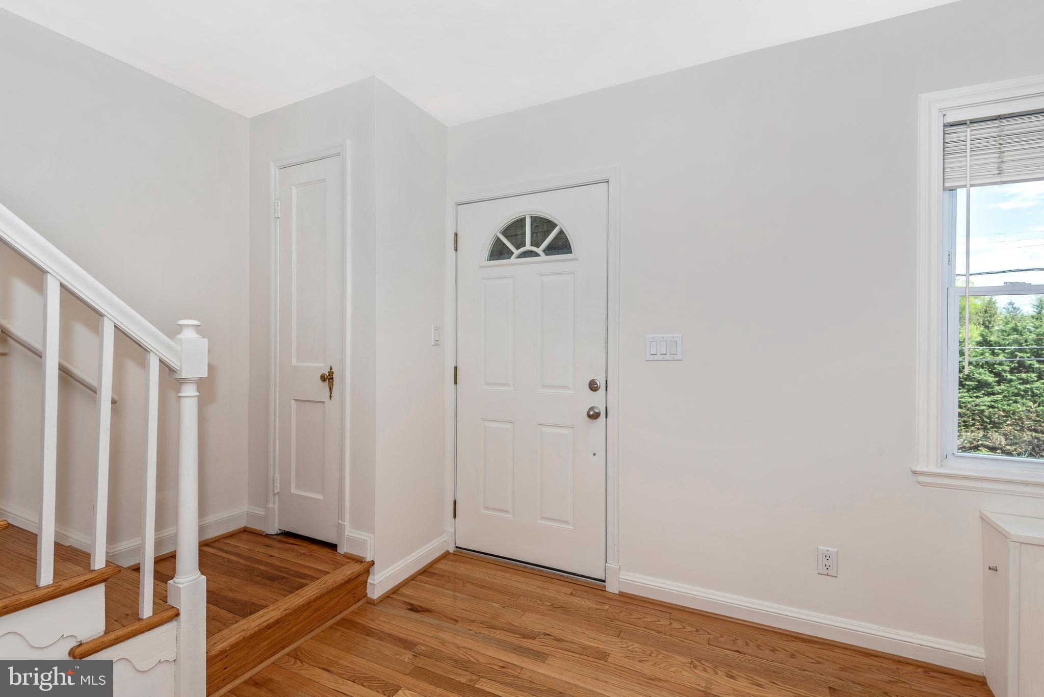 6107 Frederick Road Baltimore, MD 21228 - Photo 5 of 34 Foyer