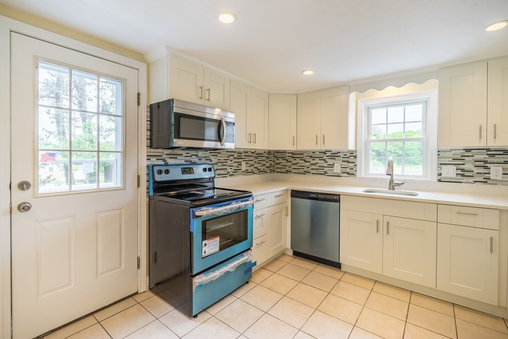 30 Huntington Road Plymouth, MA 02360 - Photo 5 of 28