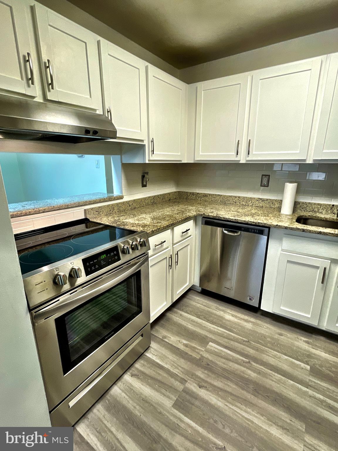 KITCHEN - GRANITE COUNTERS - STAINLESS  APPLIANCES