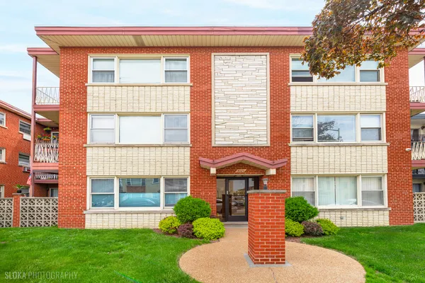 $219,900 | 3023 North Paris Avenue, Unit 206, River Grove, IL 60171