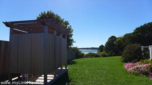 a view of a backyard