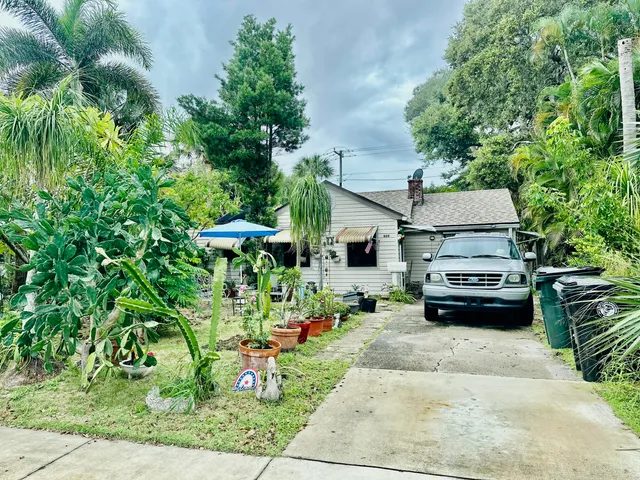 a view of a yard in front of the house