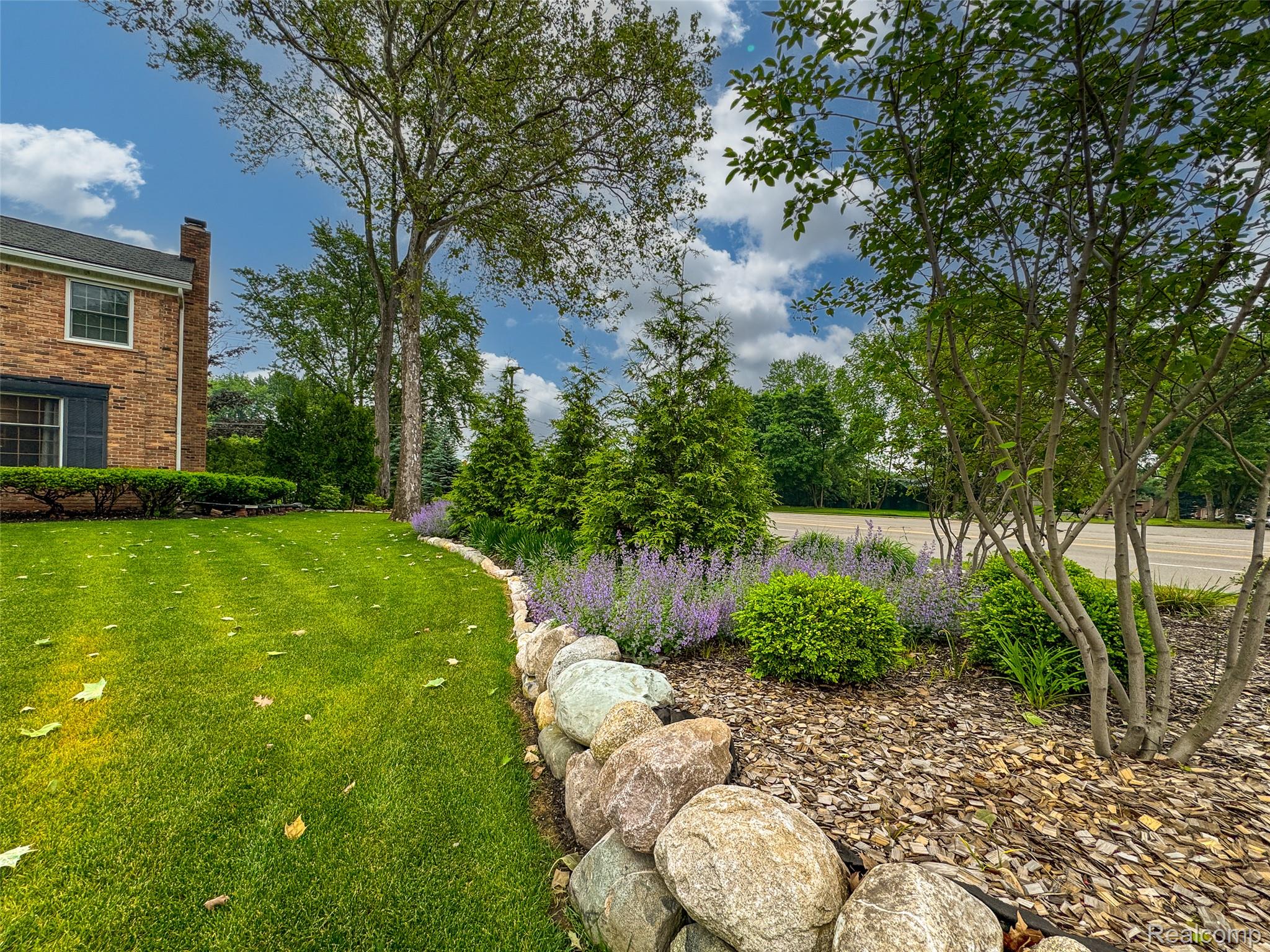 100 Overhill Road Bloomfield Hills, MI 48301 - Photo 48 of 55 View of green lawn