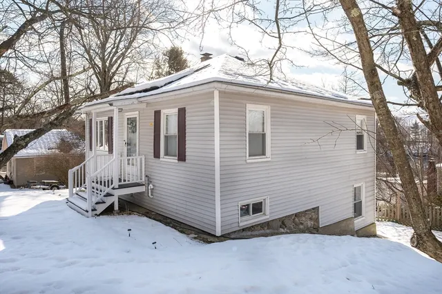 a view of a house with a yard