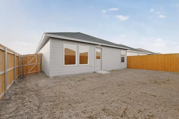 a view of a house with backyard