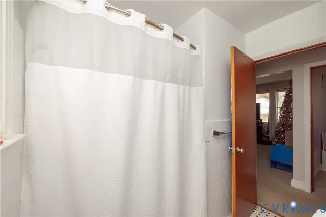 a en suite bathroom with a shower curtain