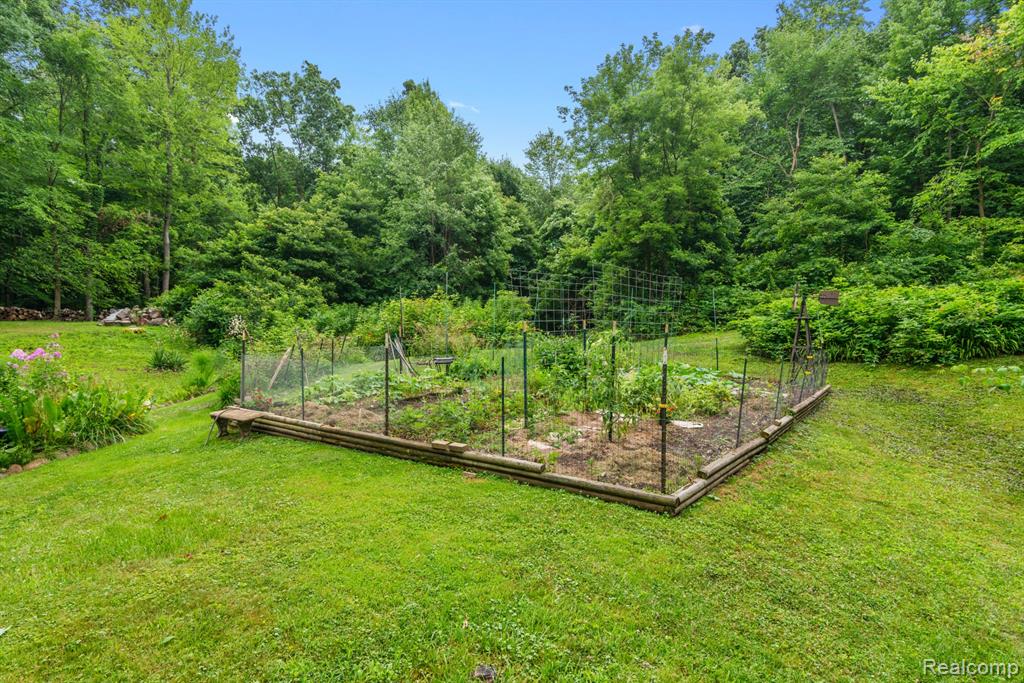5500 Hartland Road Fenton, MI 48430 - Photo 19 of 28
