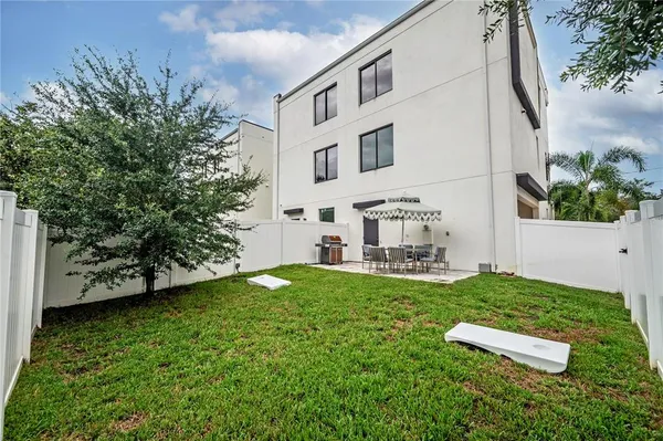 a view of a house with backyard