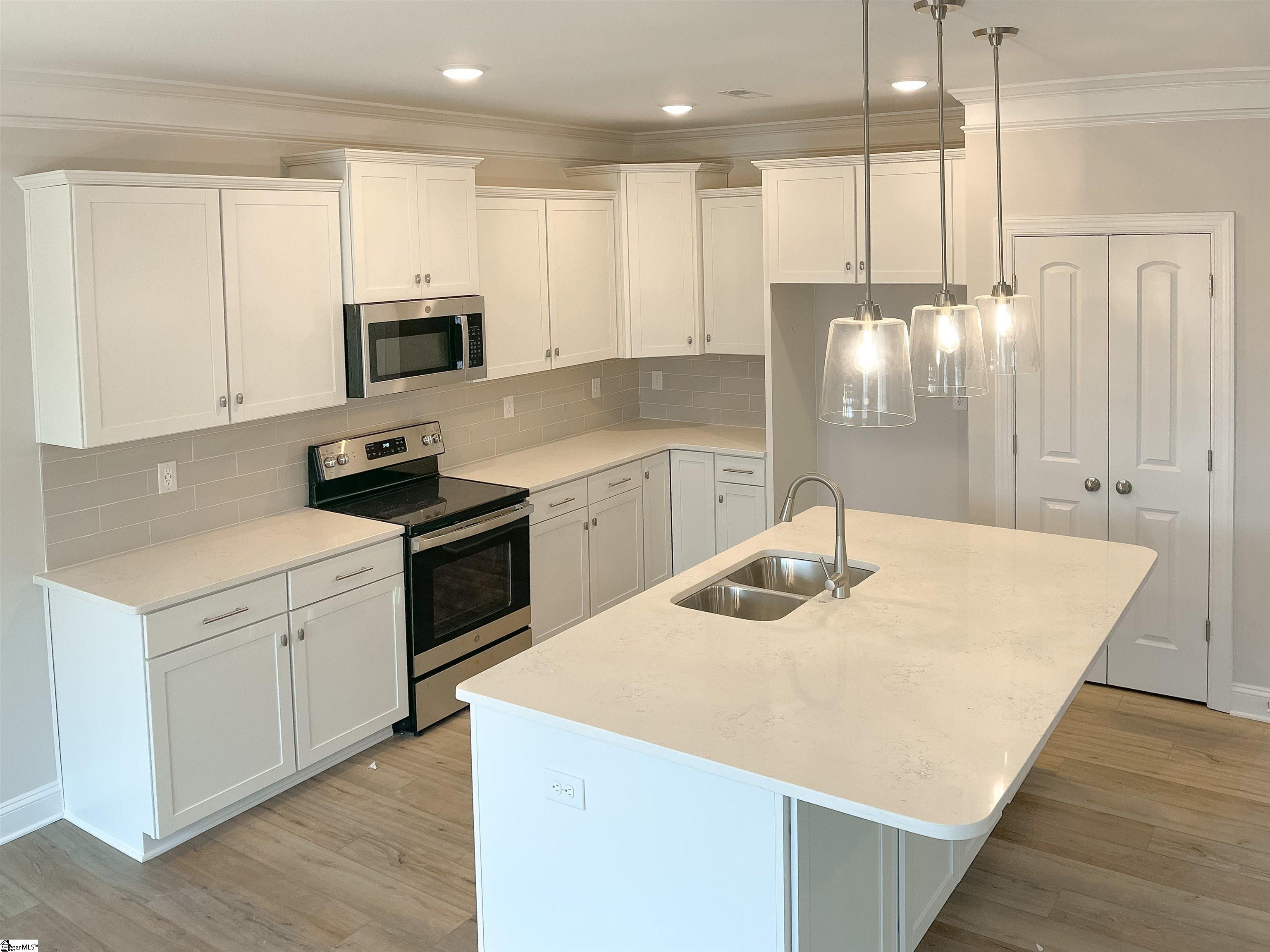 17 MacDee Way Greenville, SC 29607 - Photo 6 of 35 Beautiful kitchen with backsplash, pendant lighting and staggered cabinetry.