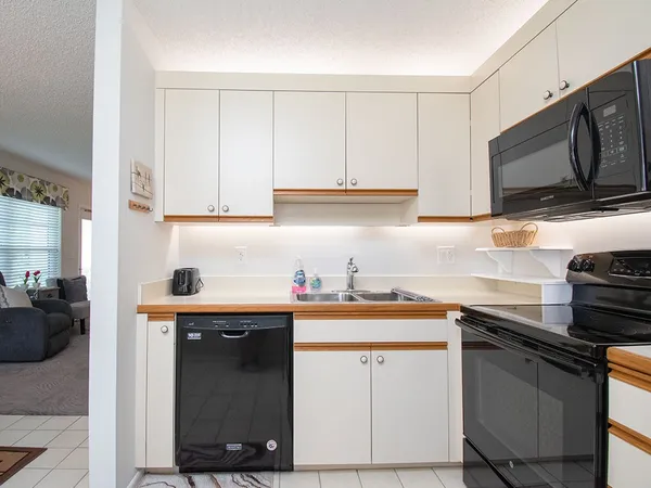 $1,700 | 66 Woodland Drive, Unit 106, Vero Beach, FL 32962